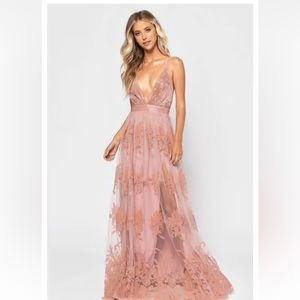 Tobi - ANALISE BLUSH PLUNGING FLORAL MAXI DRESS